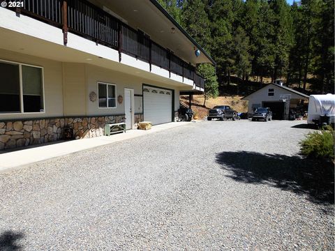 A home in Days Creek