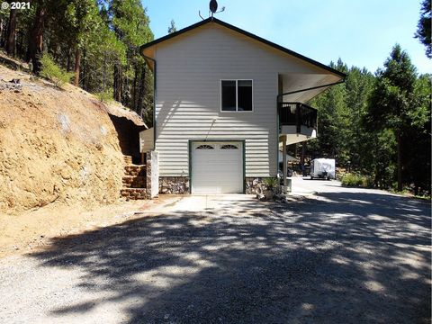 A home in Days Creek