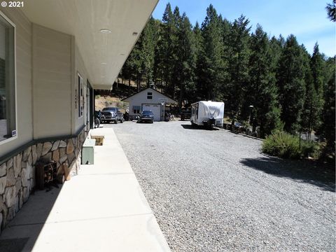 A home in Days Creek