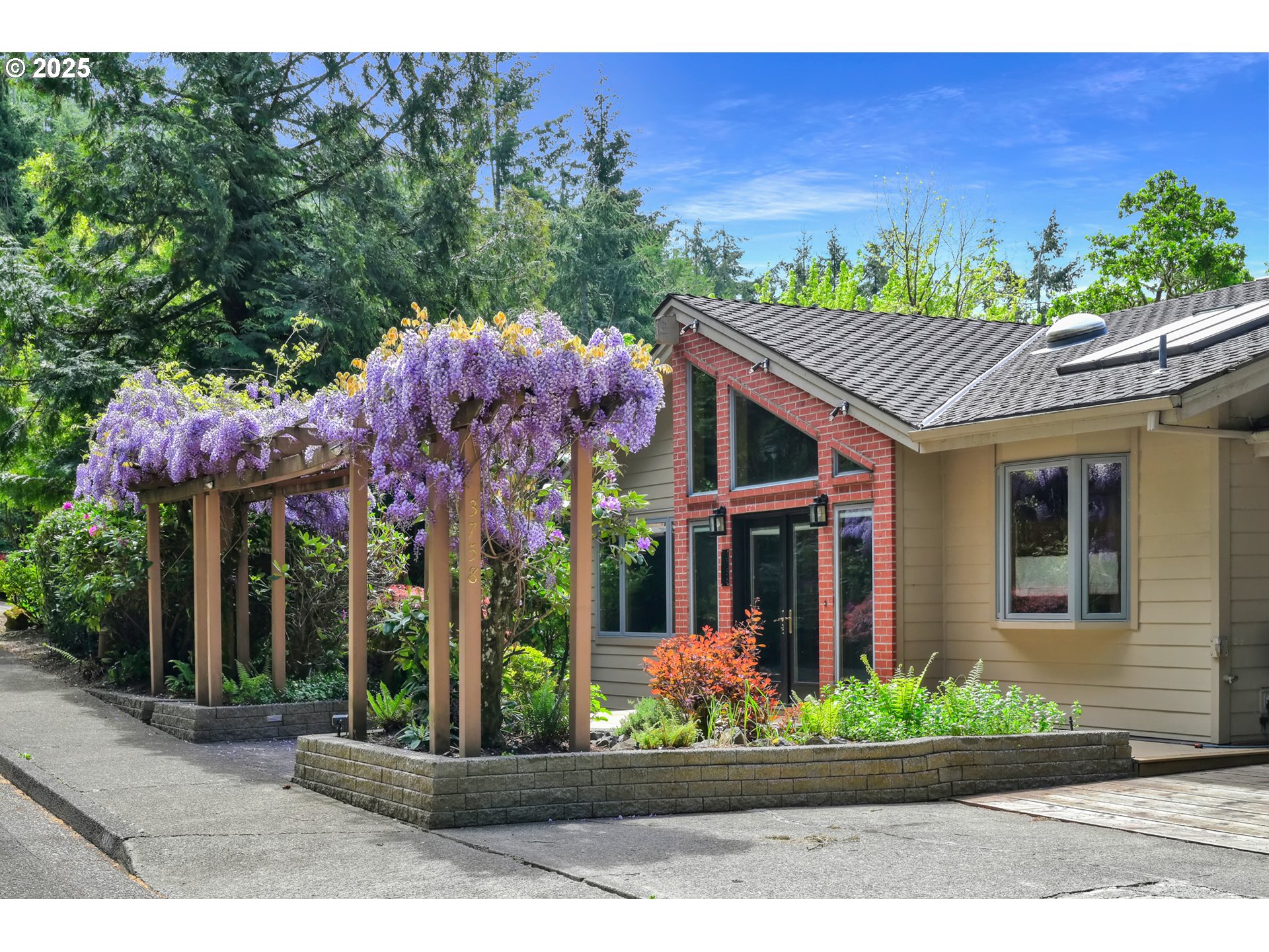 Eugene, Oregon 97405, United States, 4 Bedrooms Bedrooms, ,4 BathroomsBathrooms,Residential,Active,139529