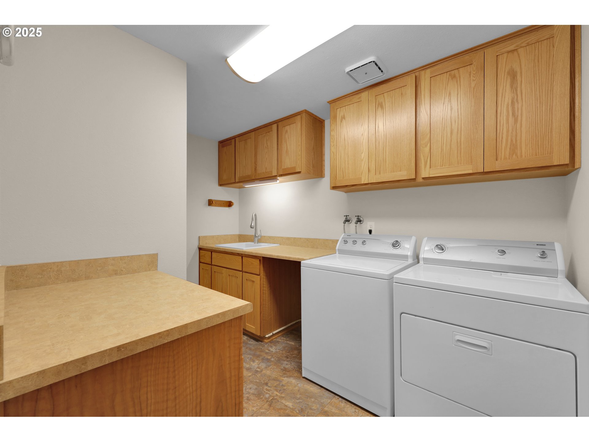 Eugene, Oregon 97405, United States, 4 Bedrooms Bedrooms, ,4 BathroomsBathrooms,Residential,Active,139529