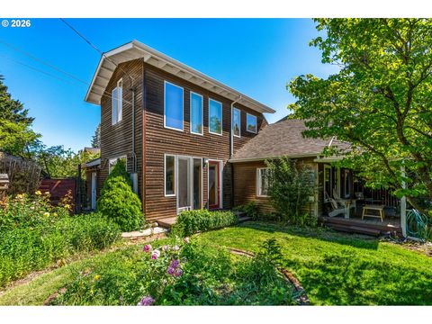 Photo of 1714 B St, Hood River, OR 97031 (MLS # 581846358)