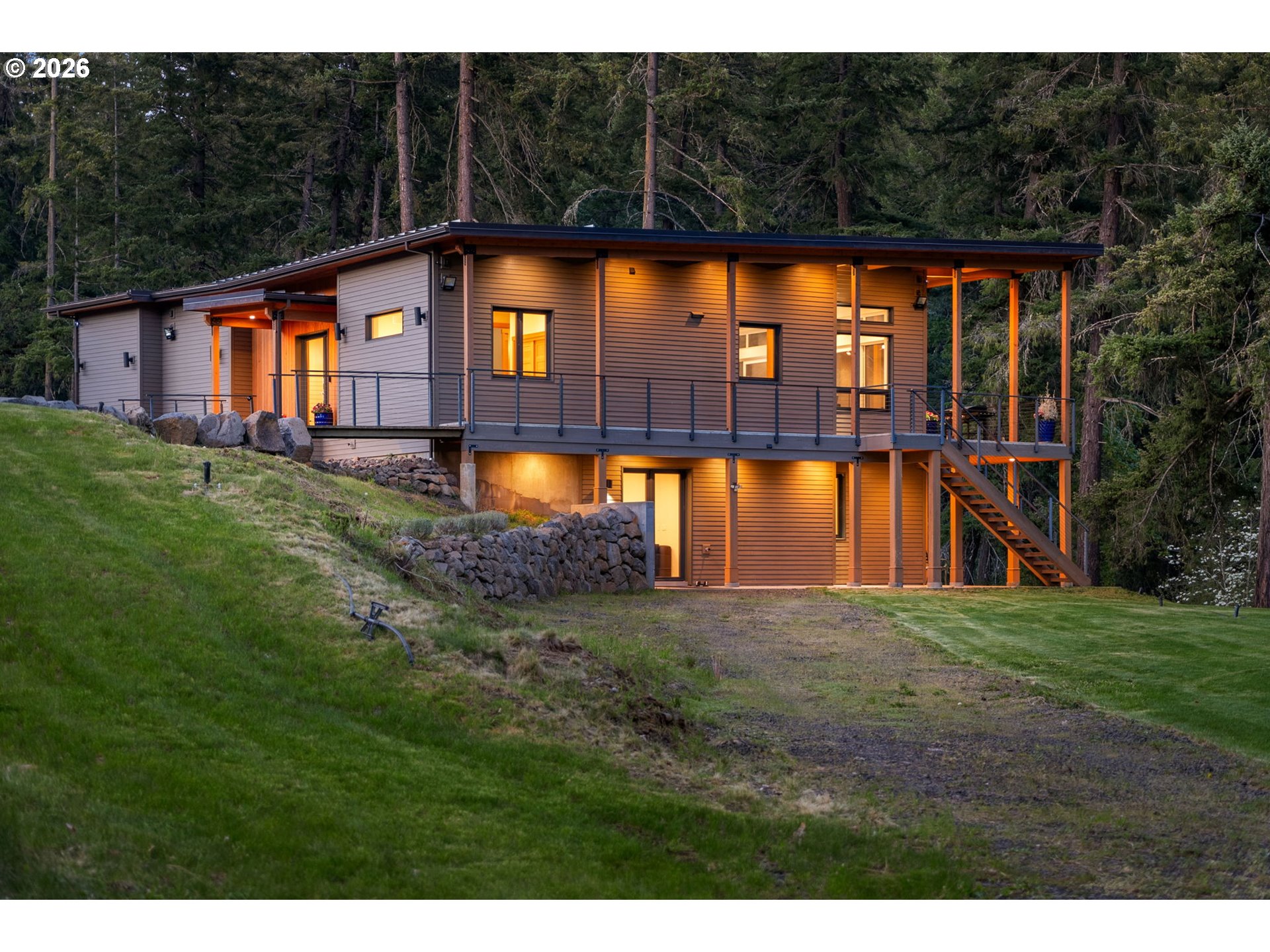 37 WATERSIDE LN