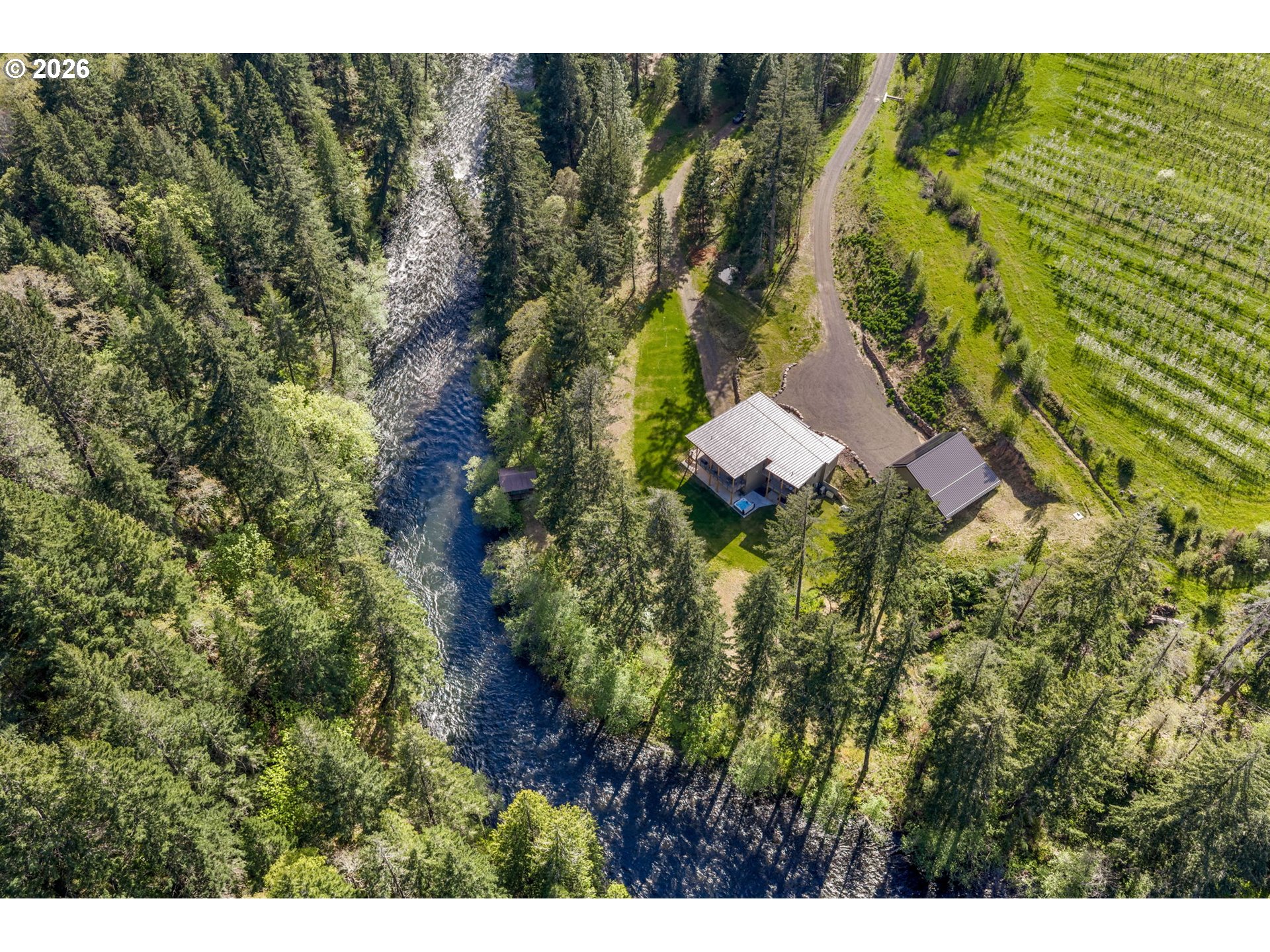37 WATERSIDE LN