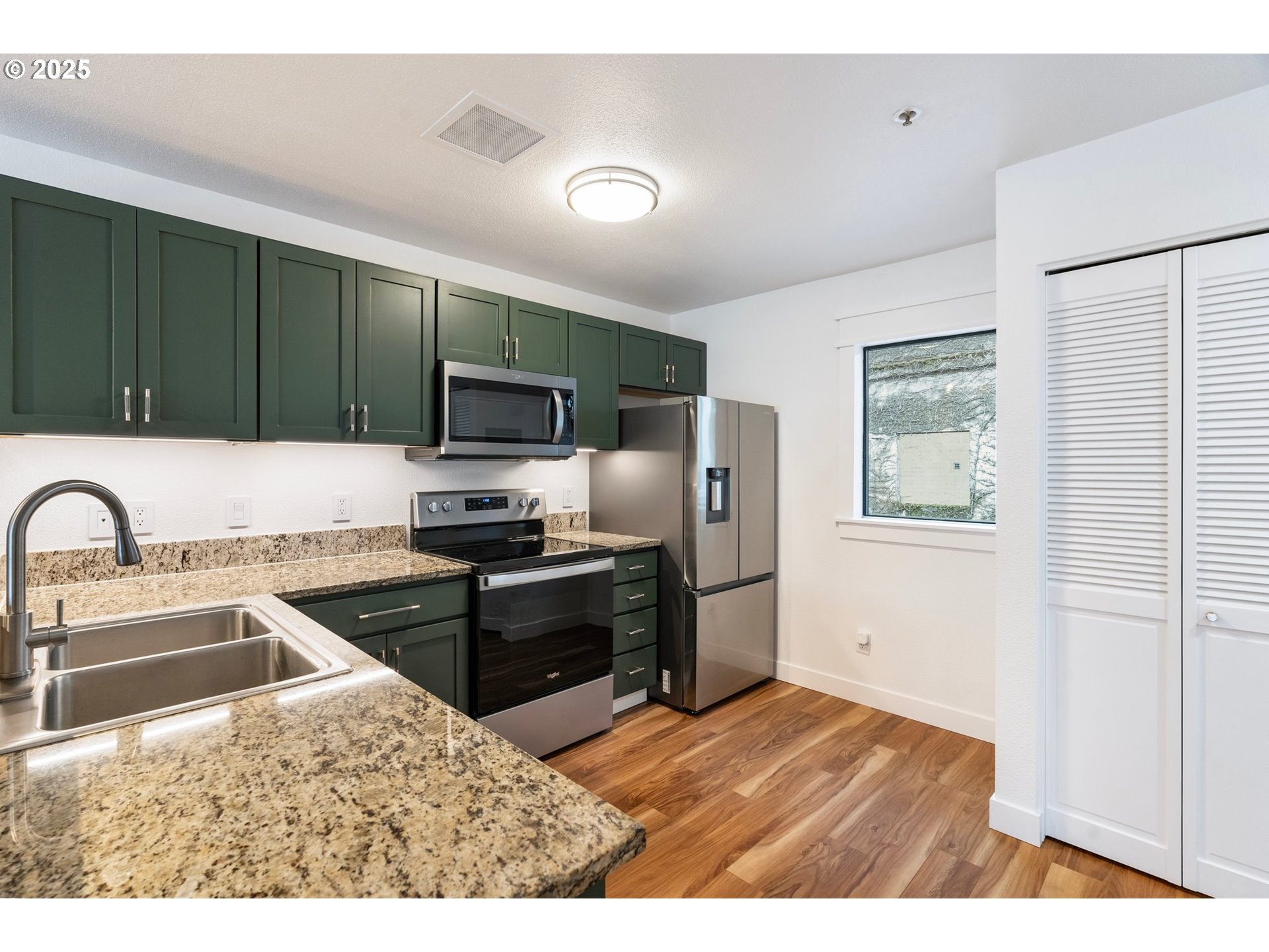 1040 NW NAITO PKWY O16