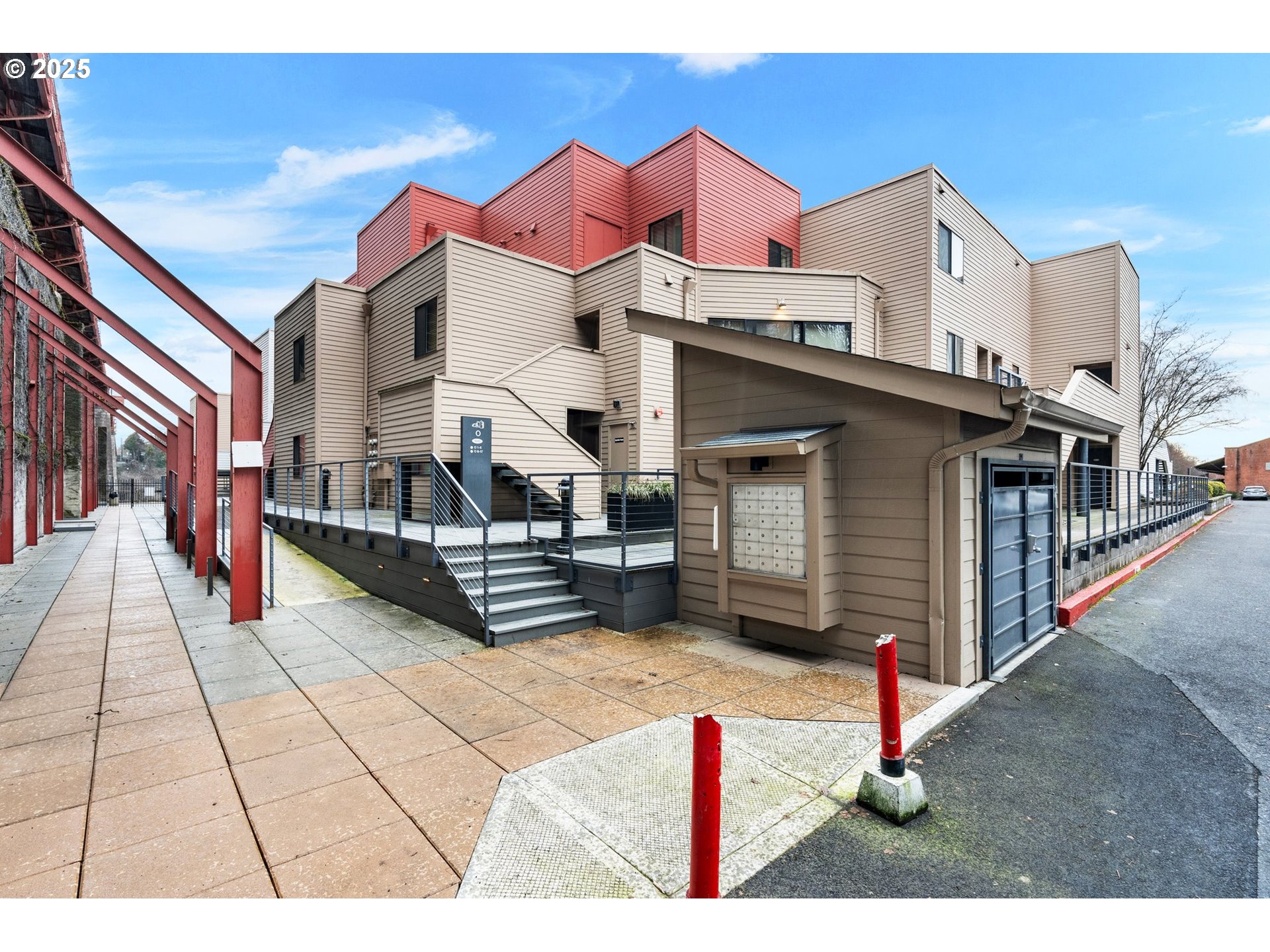 1040 NW NAITO PKWY O16