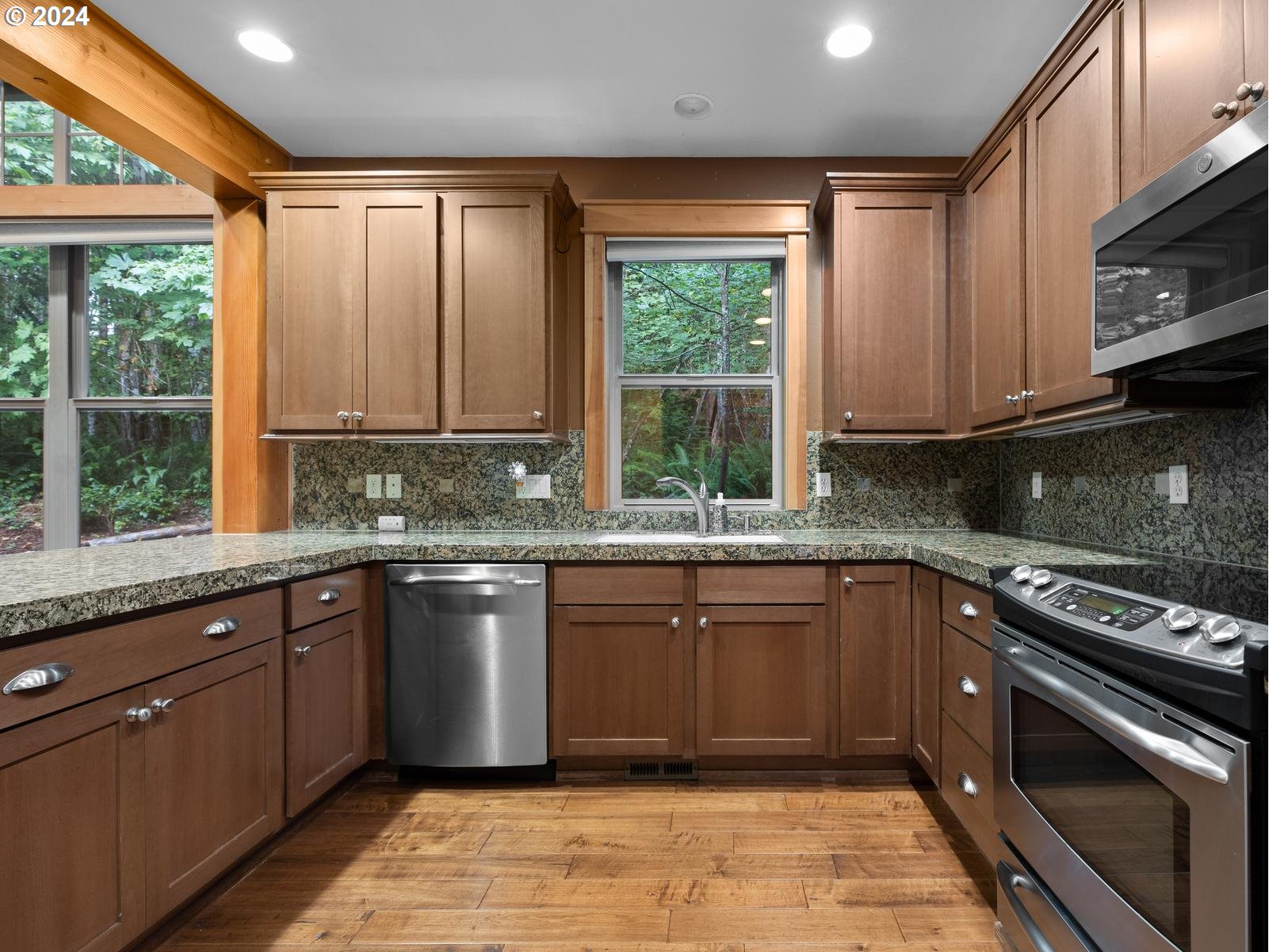 Welches, Oregon 97067, United States, 3 Bedrooms Bedrooms, ,3 BathroomsBathrooms,Residential,Pending,48436