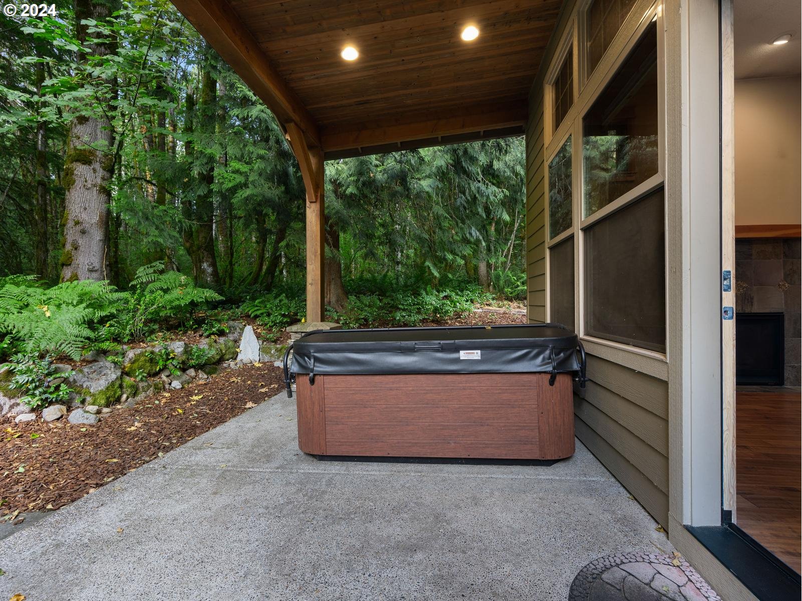 Welches, Oregon 97067, United States, 3 Bedrooms Bedrooms, ,3 BathroomsBathrooms,Residential,Pending,48436