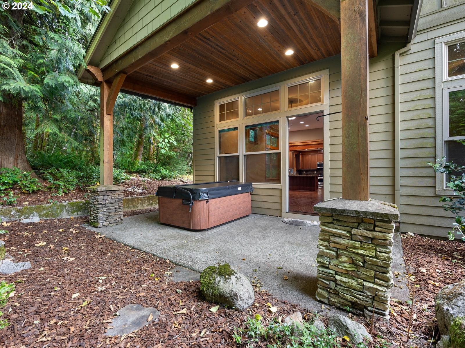 Welches, Oregon 97067, United States, 3 Bedrooms Bedrooms, ,3 BathroomsBathrooms,Residential,Pending,48436