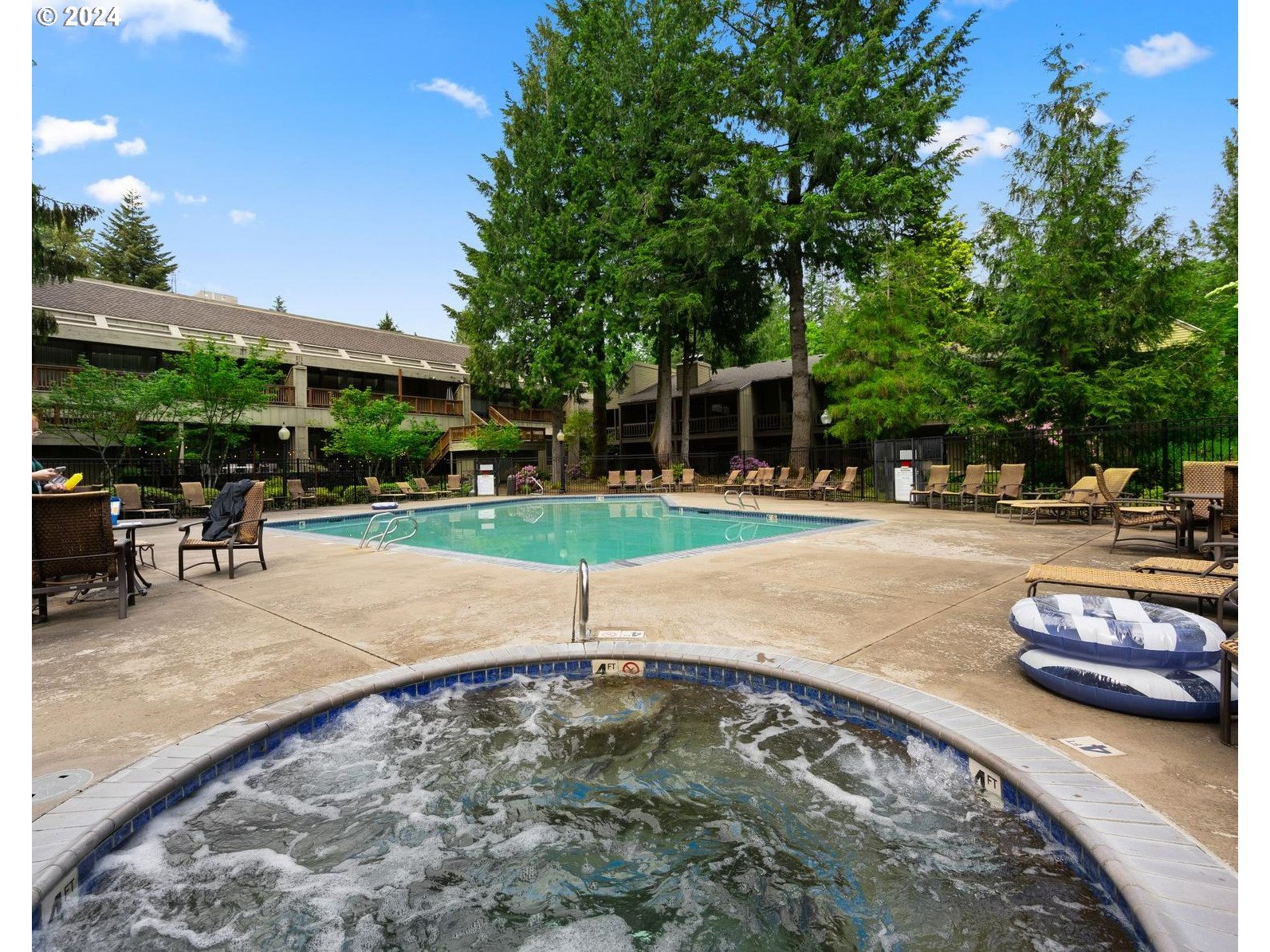 Welches, Oregon 97067, United States, 3 Bedrooms Bedrooms, ,3 BathroomsBathrooms,Residential,Pending,48436