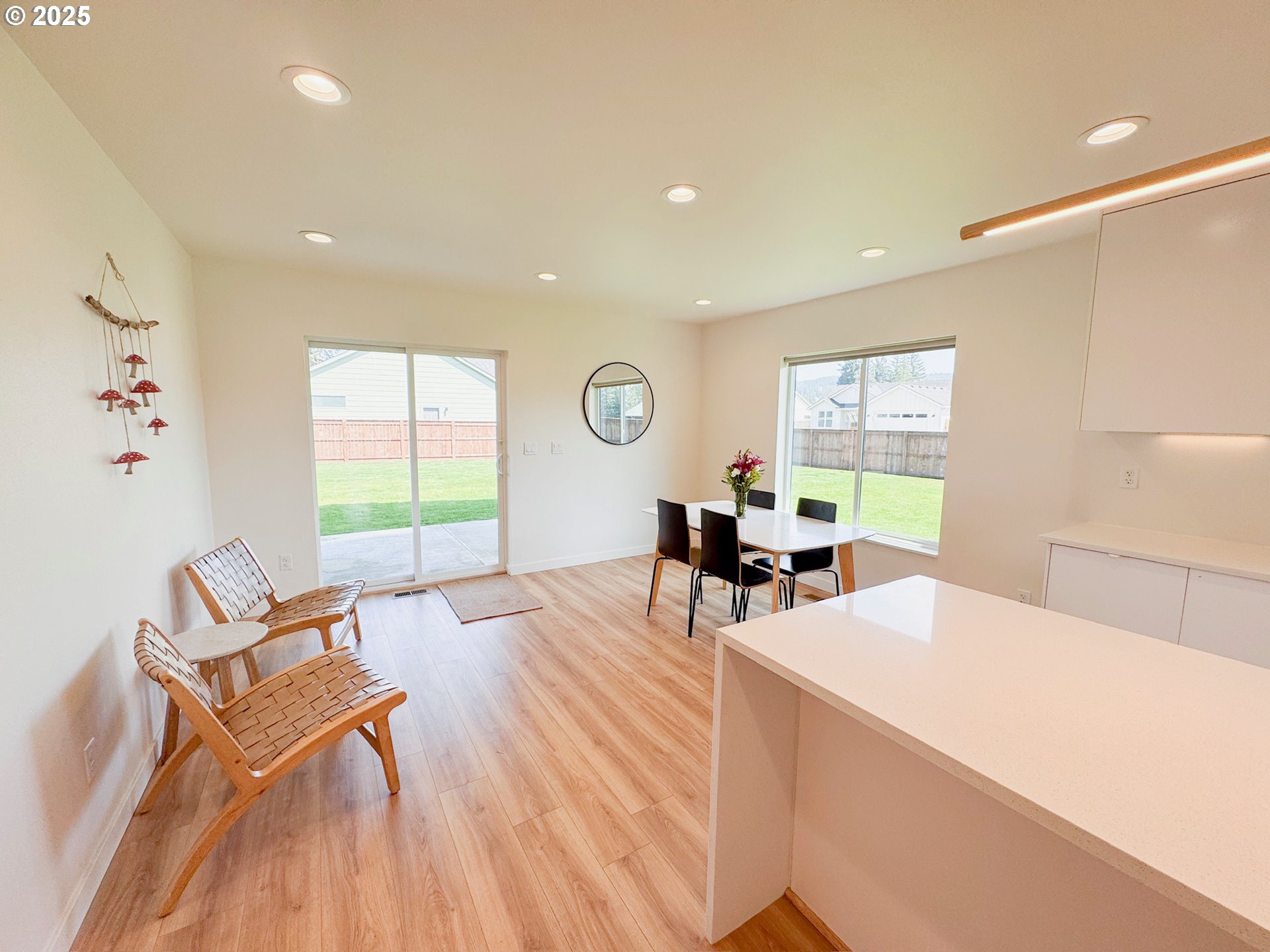 200 W OAK ST