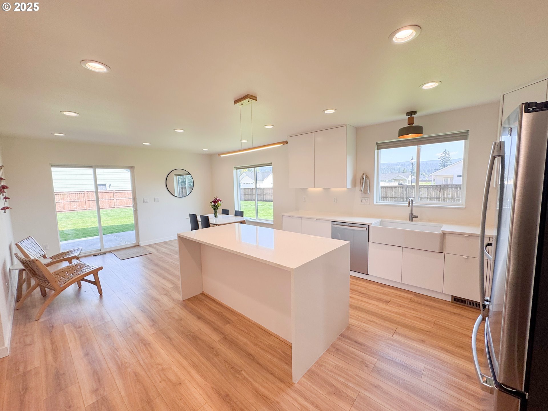 200 W OAK ST