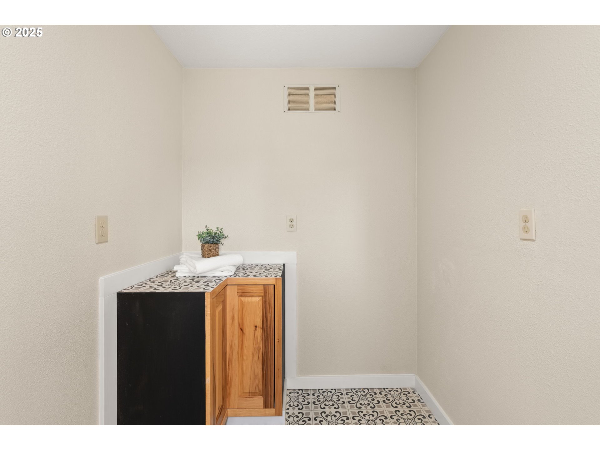 Centralia, Washington 98531, United States, 3 Bedrooms Bedrooms, ,1 BathroomBathrooms,Residential,Active,213297