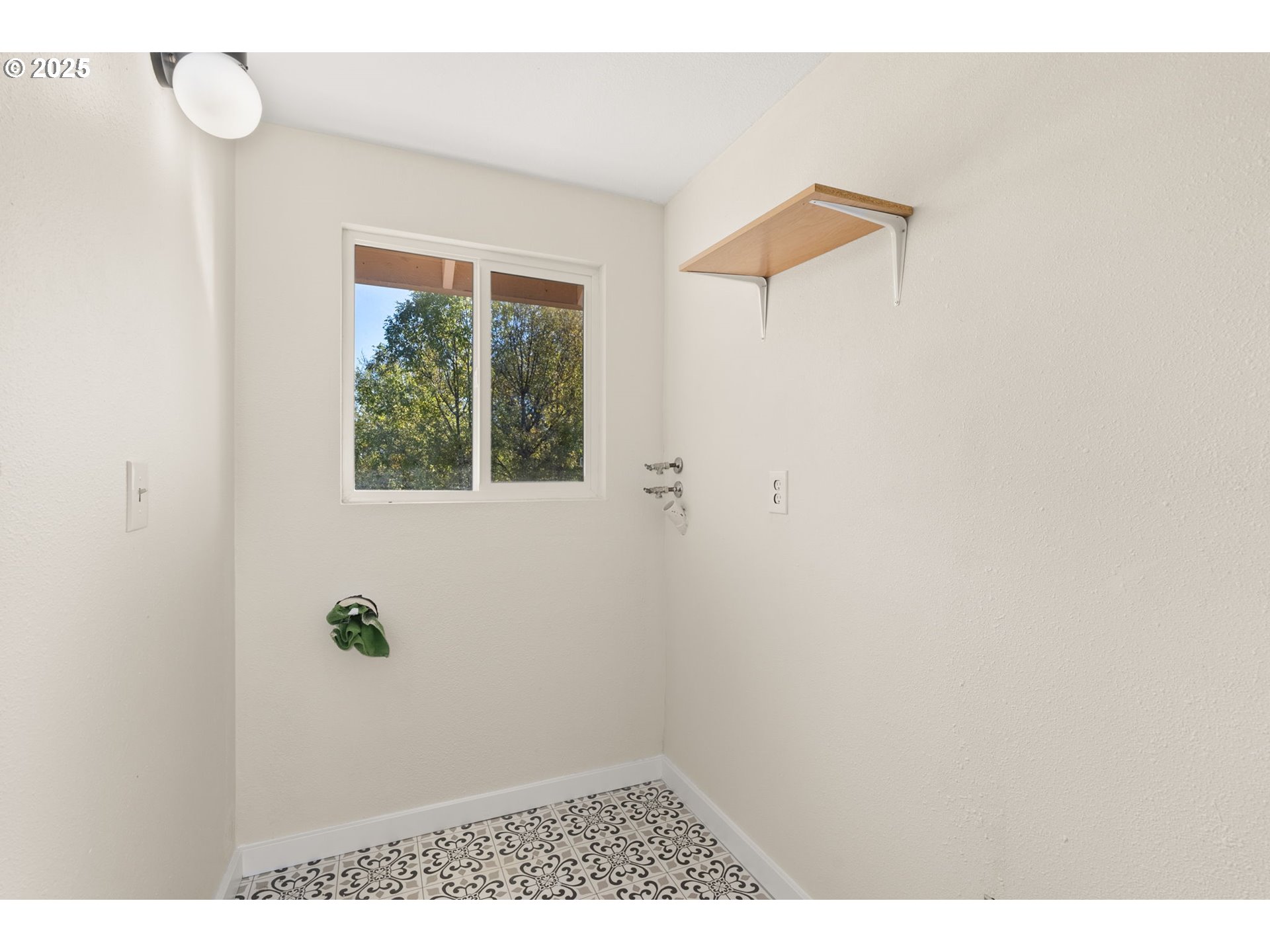 Centralia, Washington 98531, United States, 3 Bedrooms Bedrooms, ,1 BathroomBathrooms,Residential,Active,213297