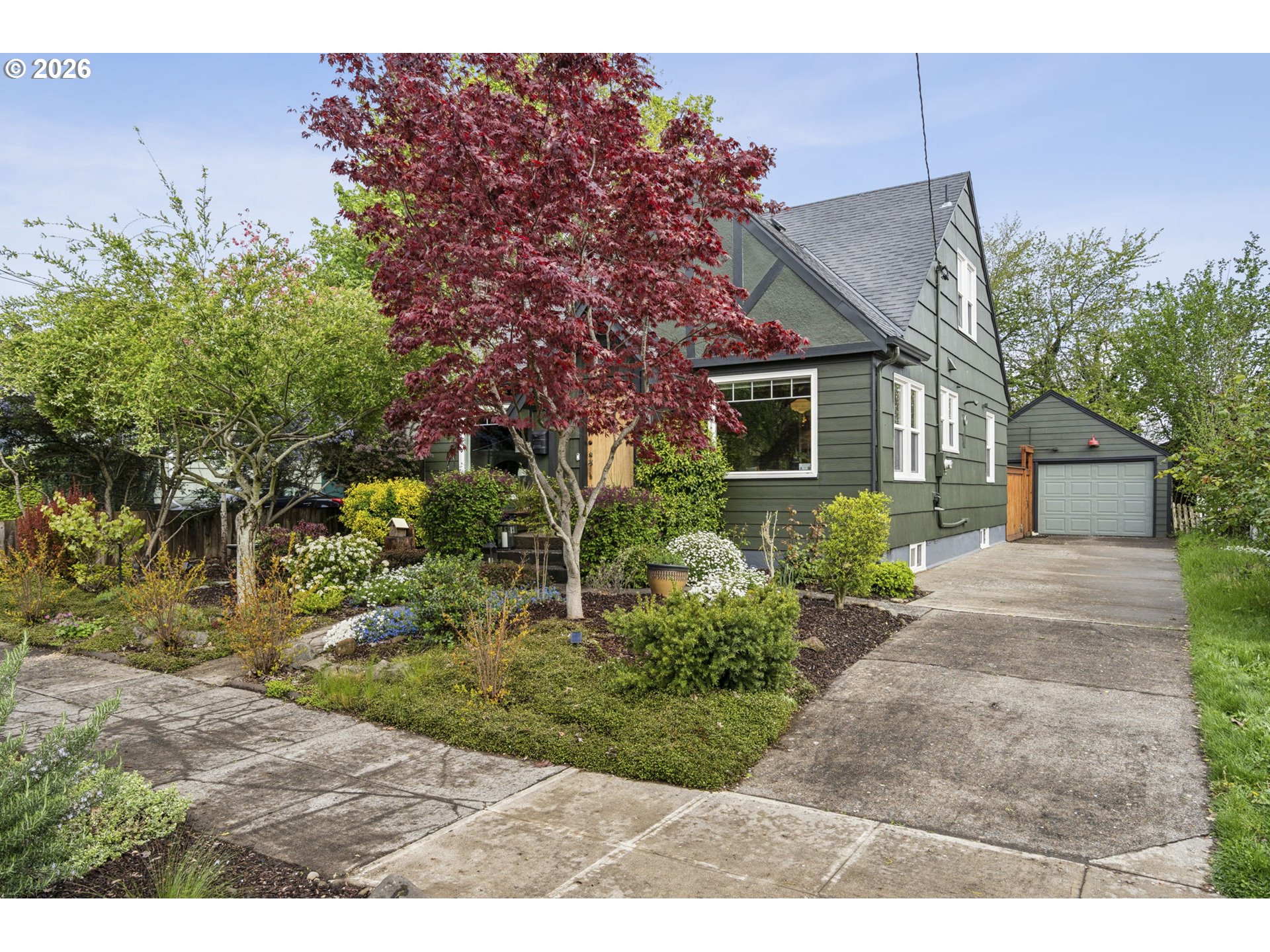 1525 NE AINSWORTH ST