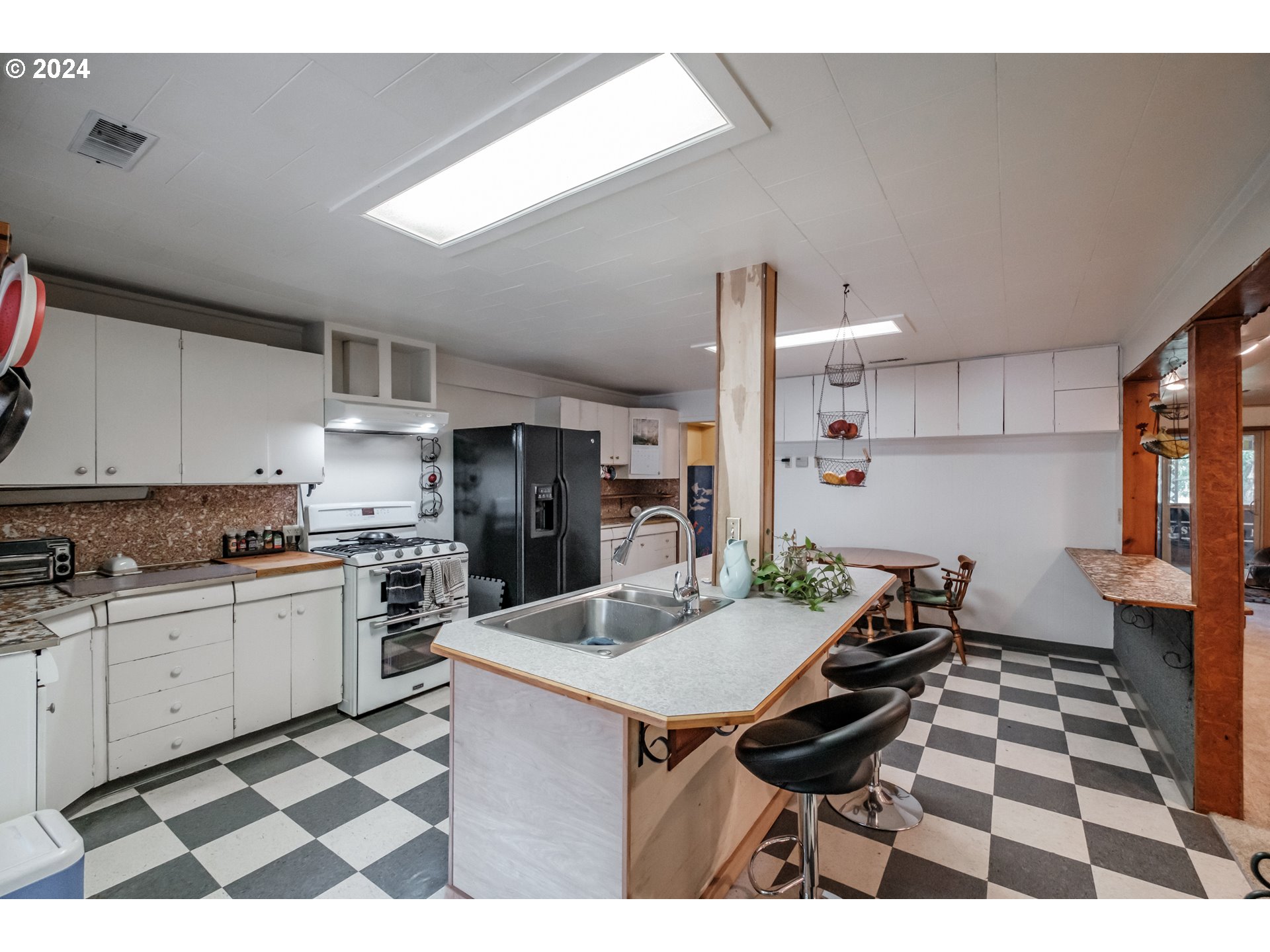 Portland, Oregon 97236, United States, 3 Bedrooms Bedrooms, ,2 BathroomsBathrooms,Residential,Active,52002