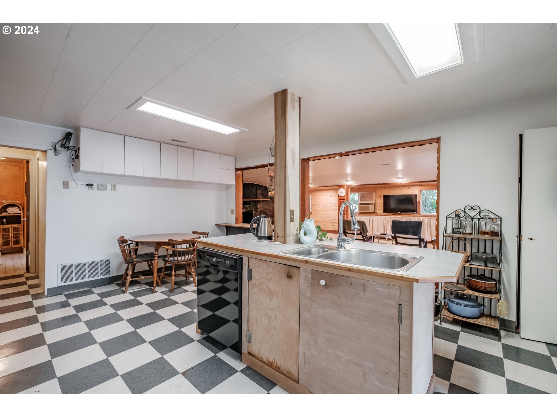 Portland, Oregon 97236, United States, 3 Bedrooms Bedrooms, ,2 BathroomsBathrooms,Residential,Active,52002