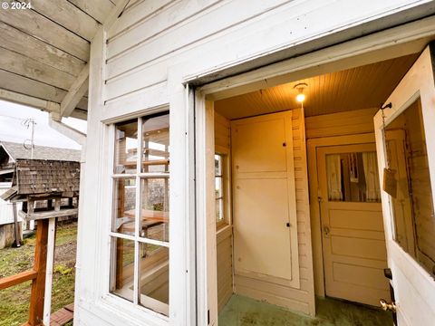 A home in Reedsport