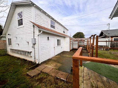 A home in Reedsport