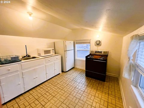 A home in Reedsport