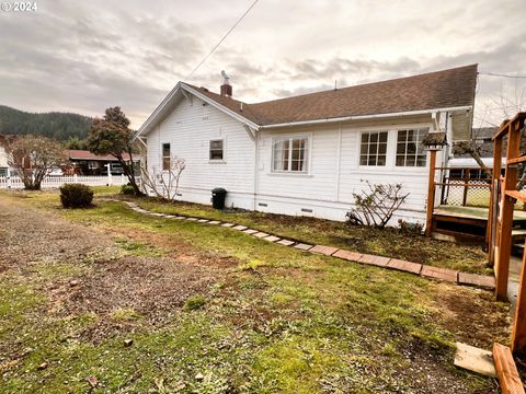 A home in Reedsport