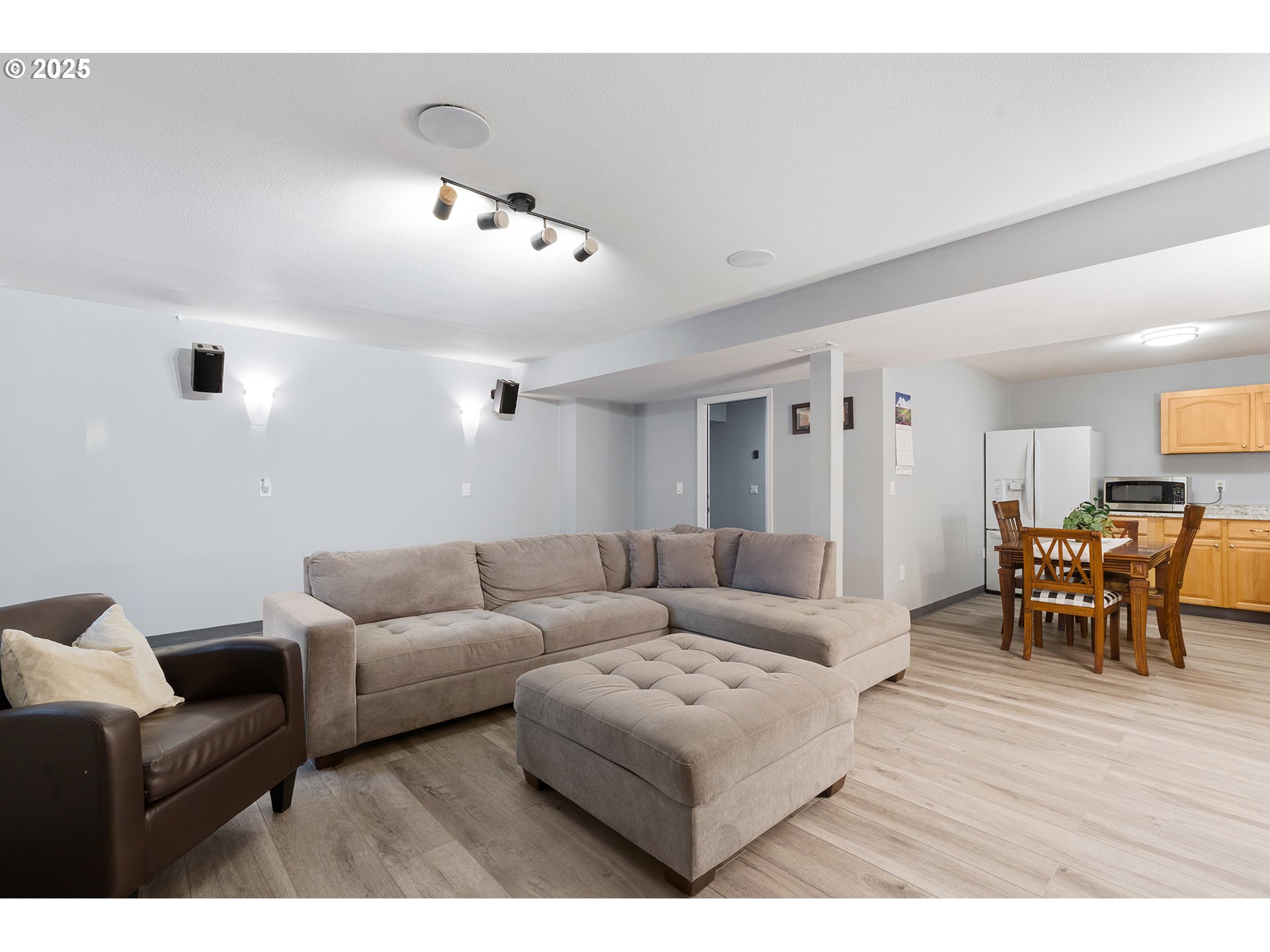 Hillsboro, Oregon 97124, United States, 4 Bedrooms Bedrooms, ,3 BathroomsBathrooms,Residential,Active,99554