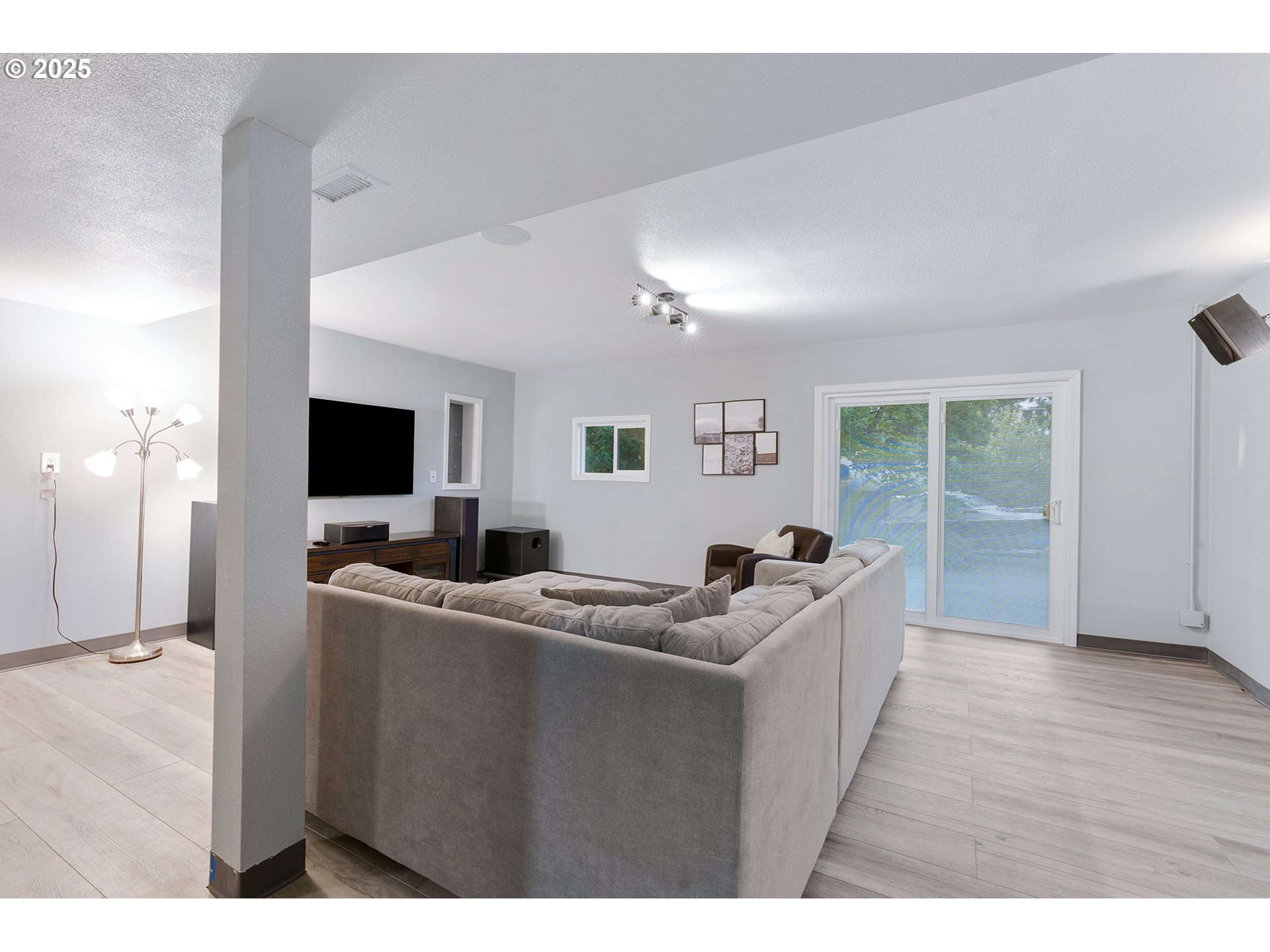 Hillsboro, Oregon 97124, United States, 4 Bedrooms Bedrooms, ,3 BathroomsBathrooms,Residential,Active,99554