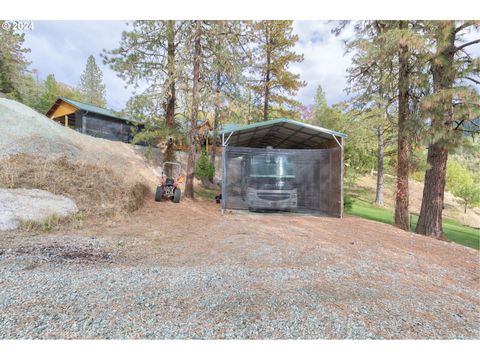 A home in Canyonville