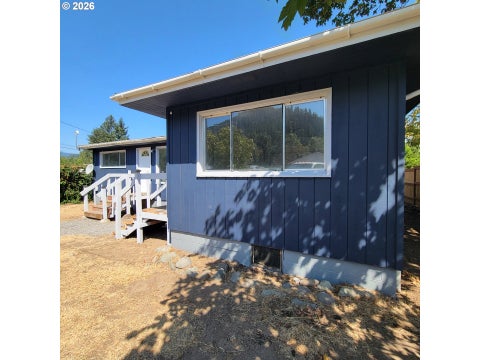 Tiny photo for 47533 Perkins St, Oakridge, OR 97463 (MLS # 100547284)