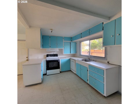 Tiny photo for 47533 Perkins St, Oakridge, OR 97463 (MLS # 100547284)