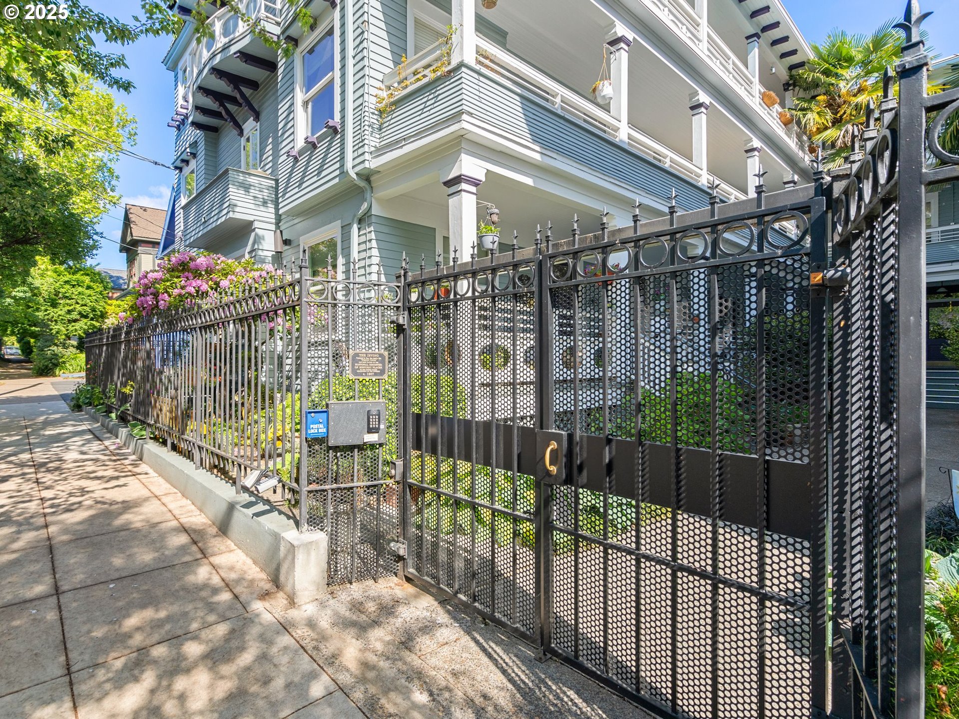 2127 NW IRVING ST 104