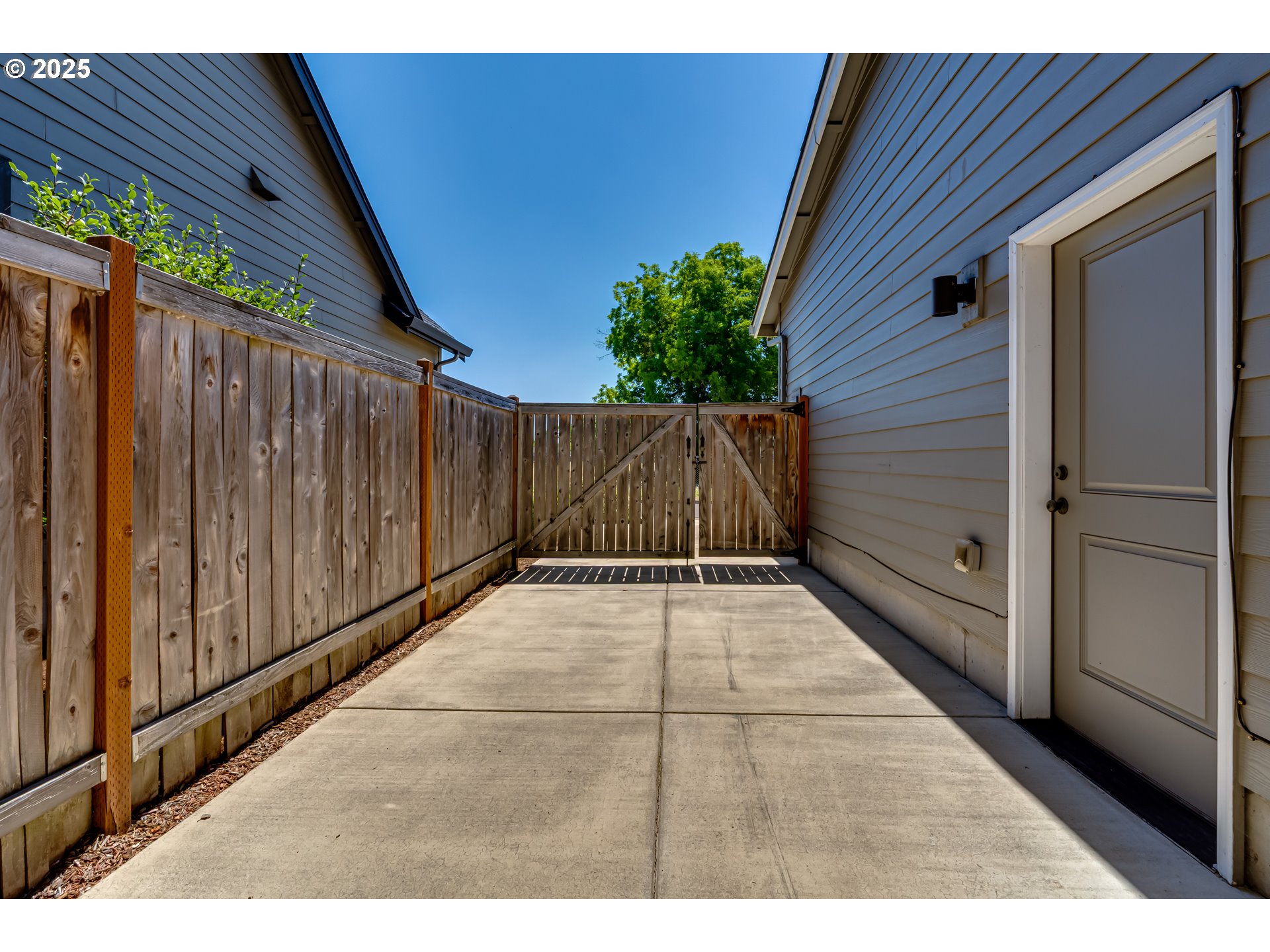 933 LORELLA AVE