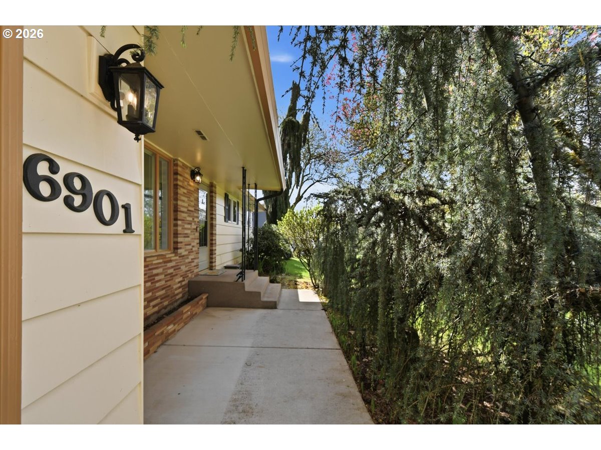 6901 NW CANYON CREST LOOP