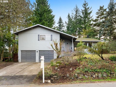 Photo of 1010 Marylhurst Dr, West Linn, OR 97068 (MLS # 436528192)