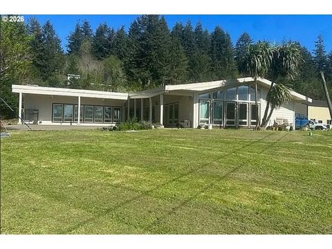 94475 Golf Course LN North Bend OR 97459