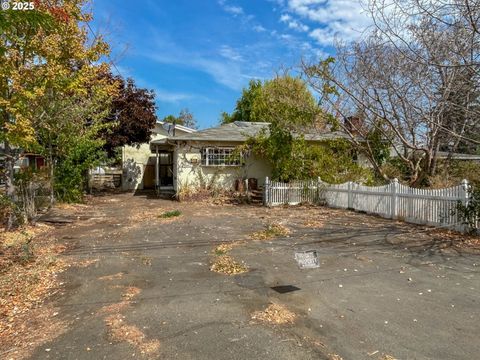 2352 CASTLE AVE Roseburg OR 97471