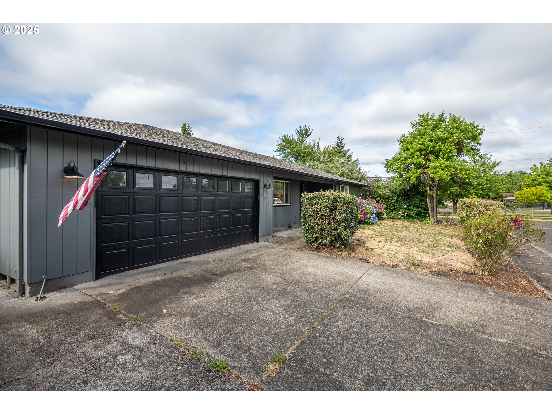 992 TRAVIS AVE