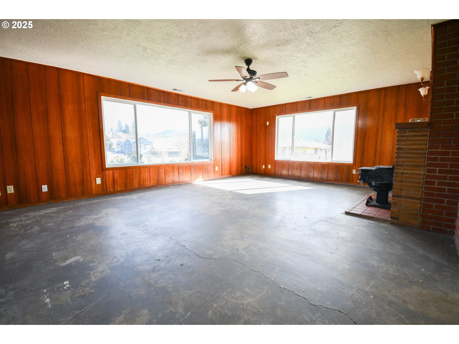 151 NW SHERRY ST