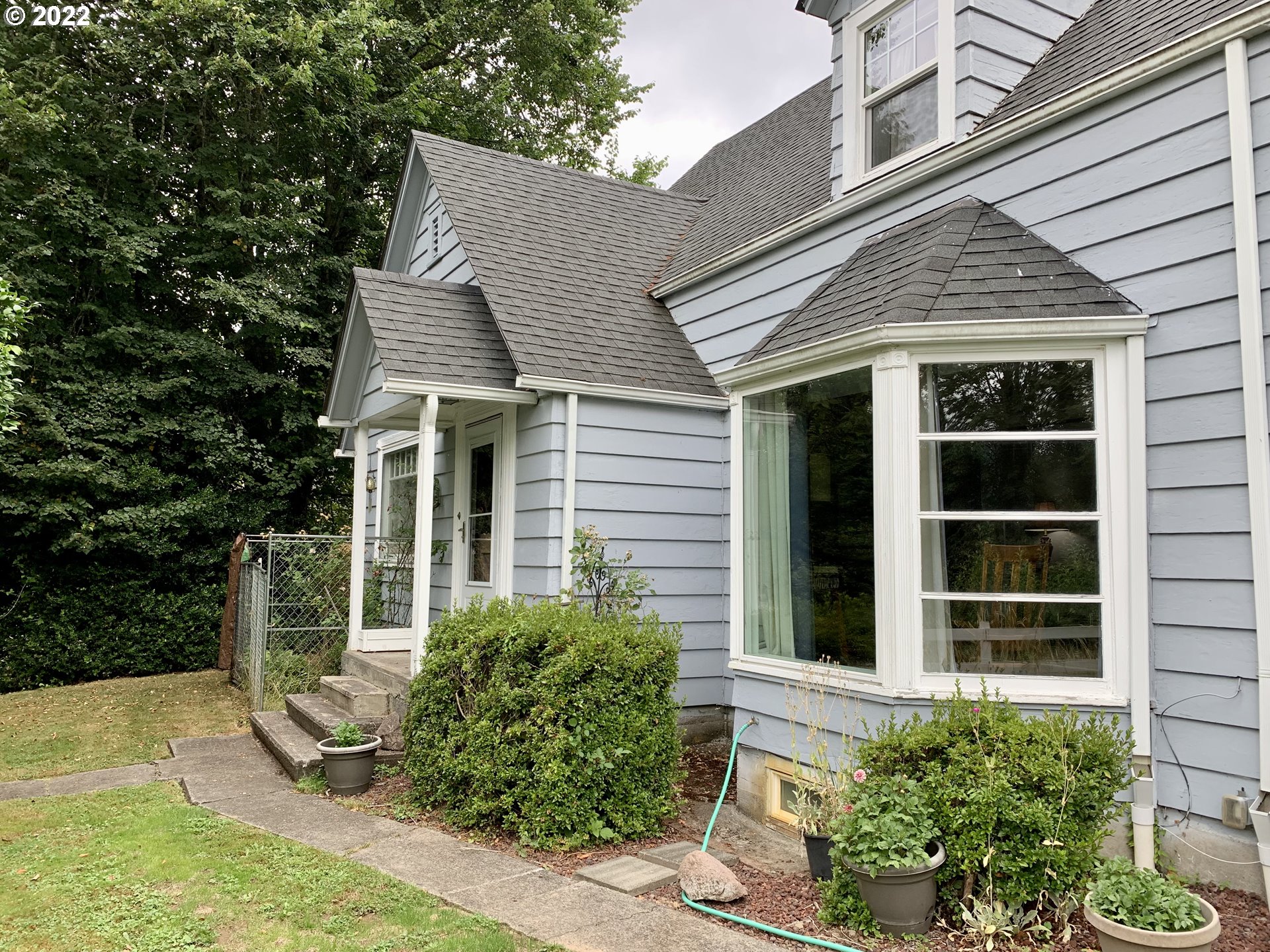 260 CRESCENT DR