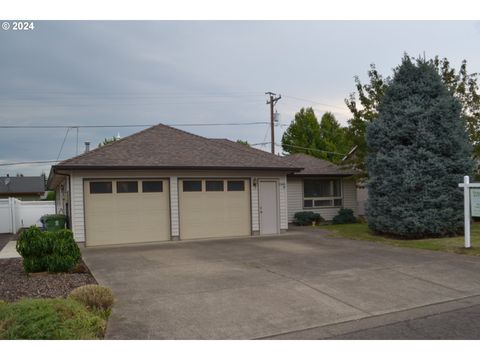 A home in Woodburn