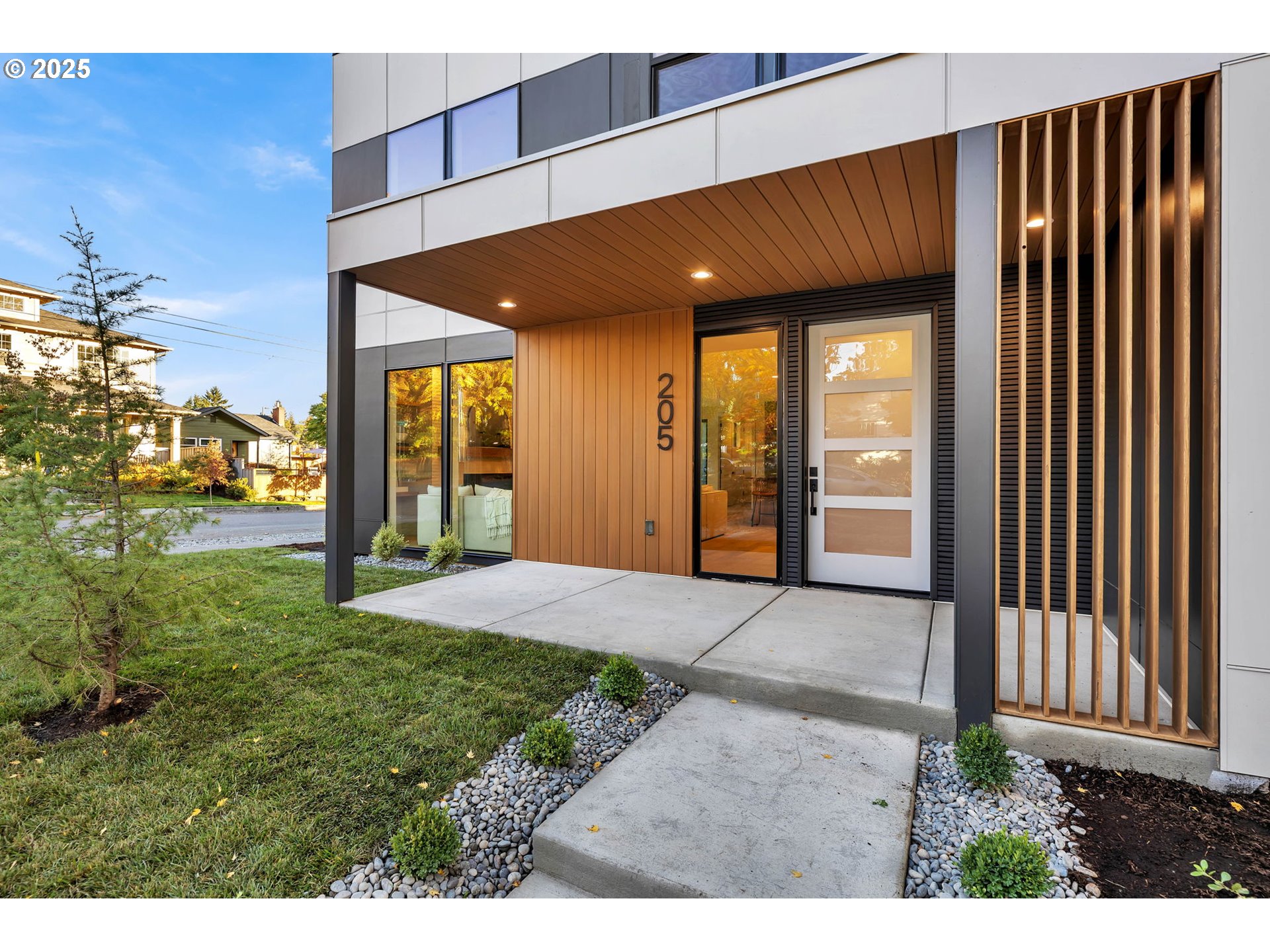 205 W 28TH ST