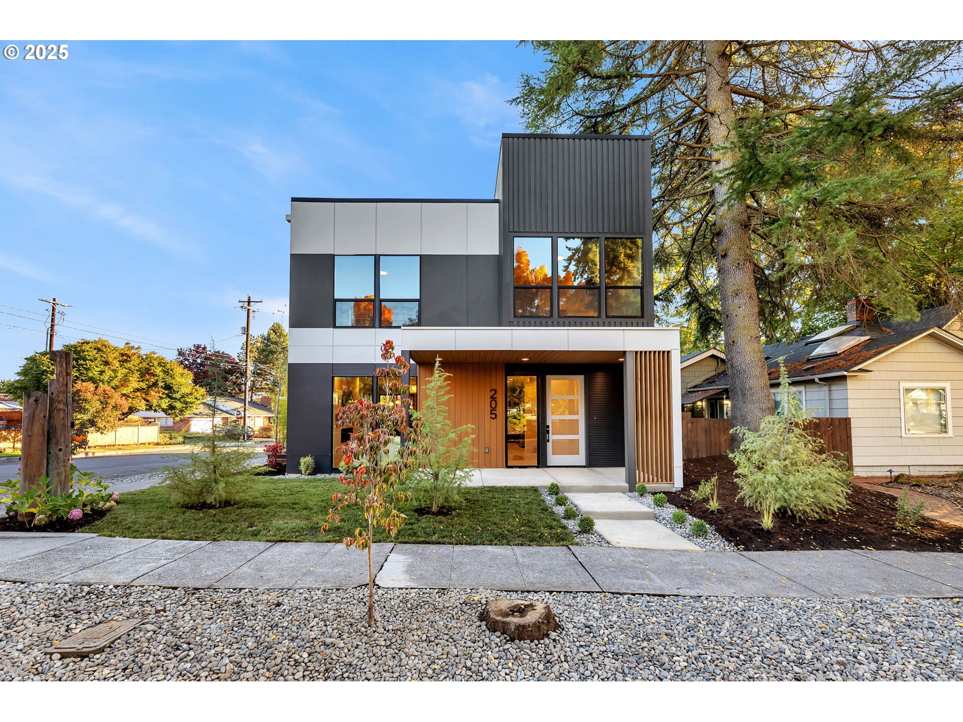 205 W 28TH ST