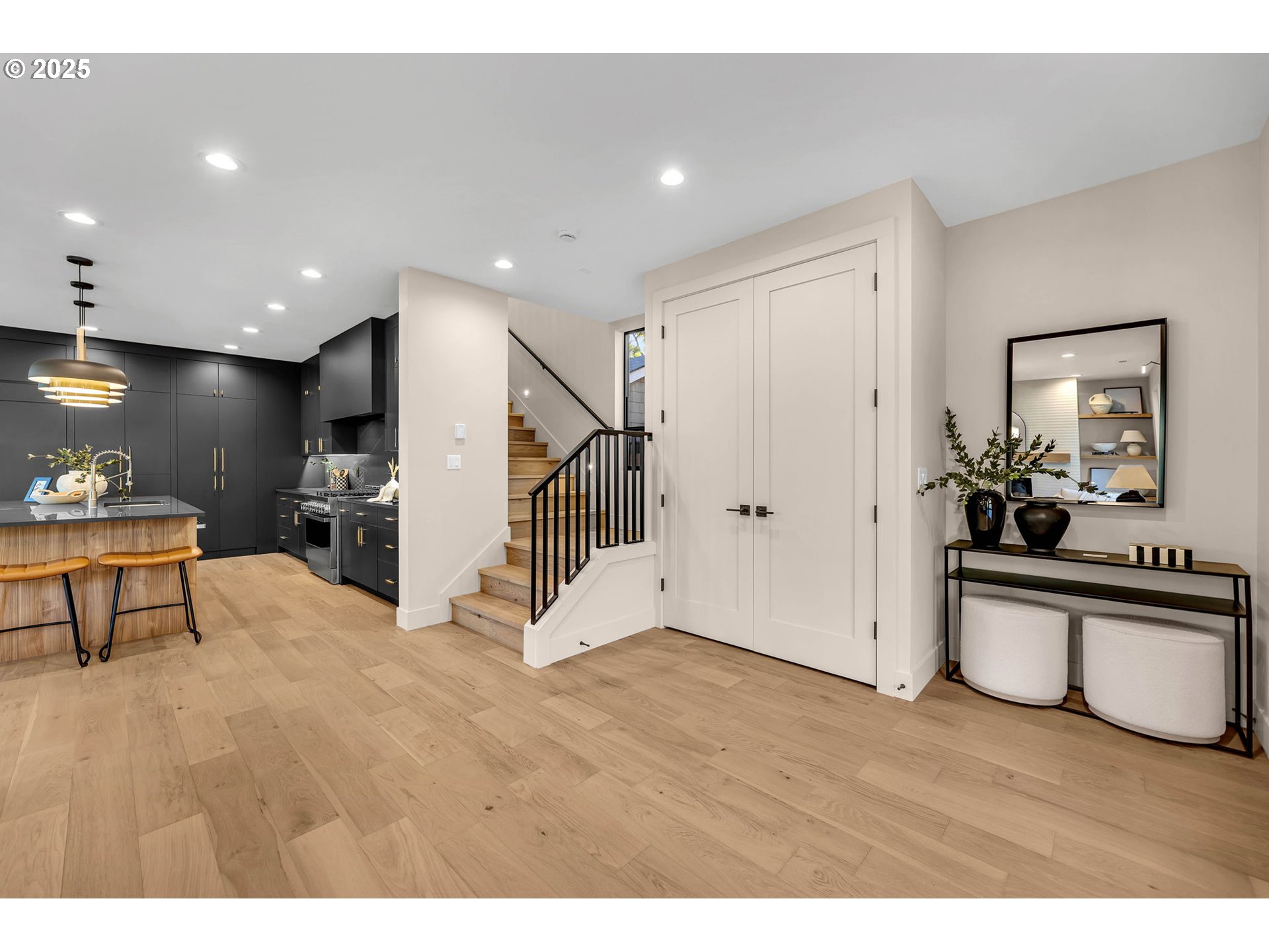 205 W 28TH ST