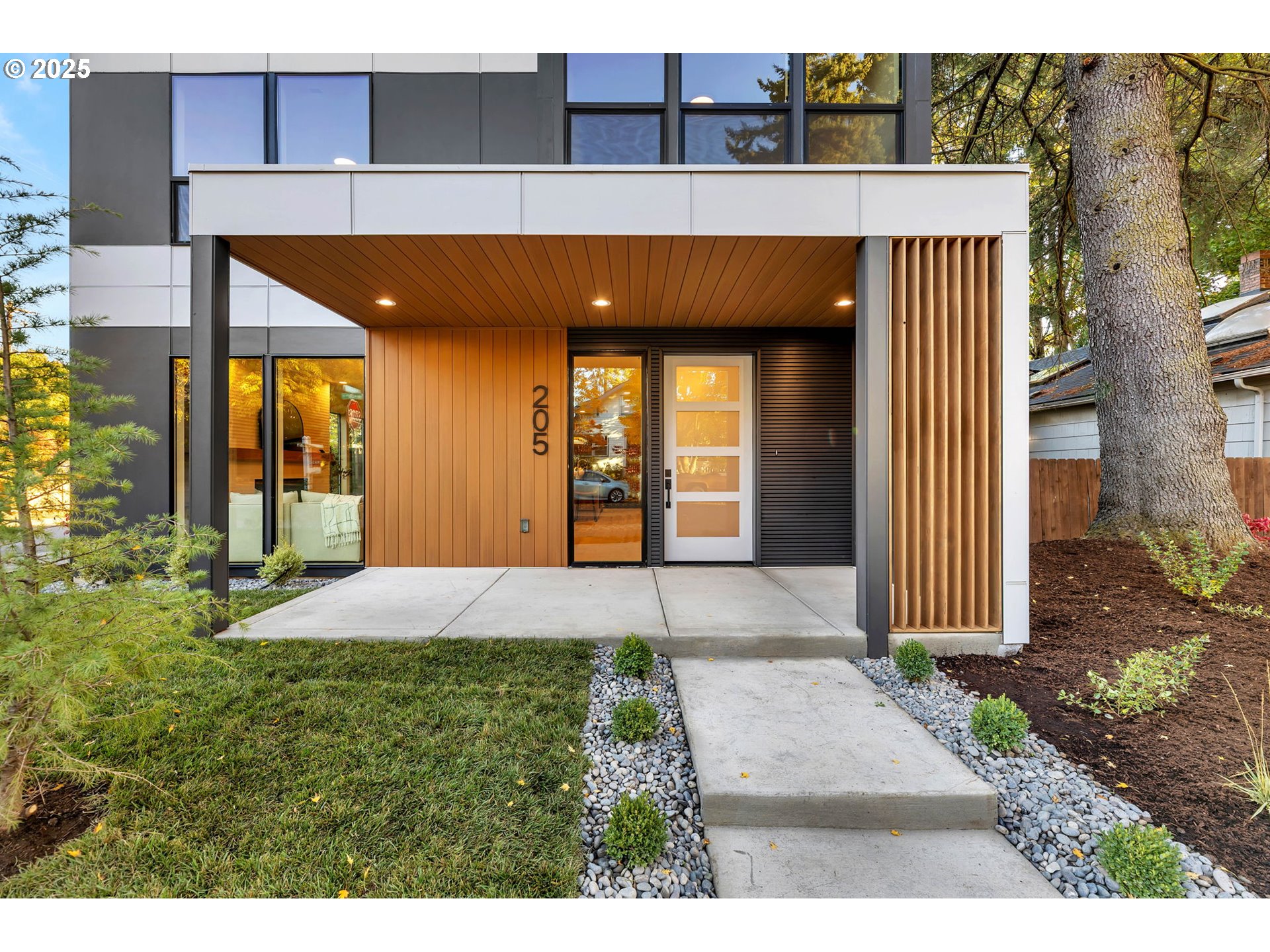 205 W 28TH ST
