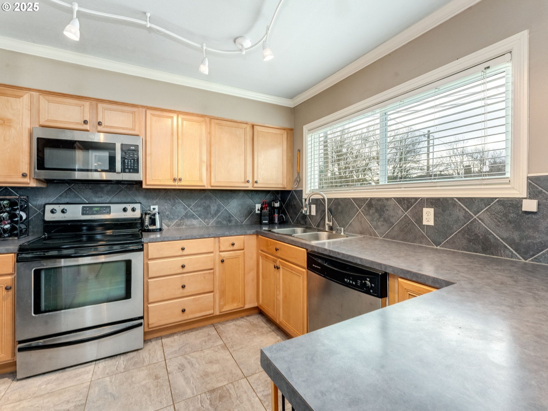 Portland, Oregon 97266, United States, 2 Bedrooms Bedrooms, ,1 BathroomBathrooms,Residential,Pending,79816