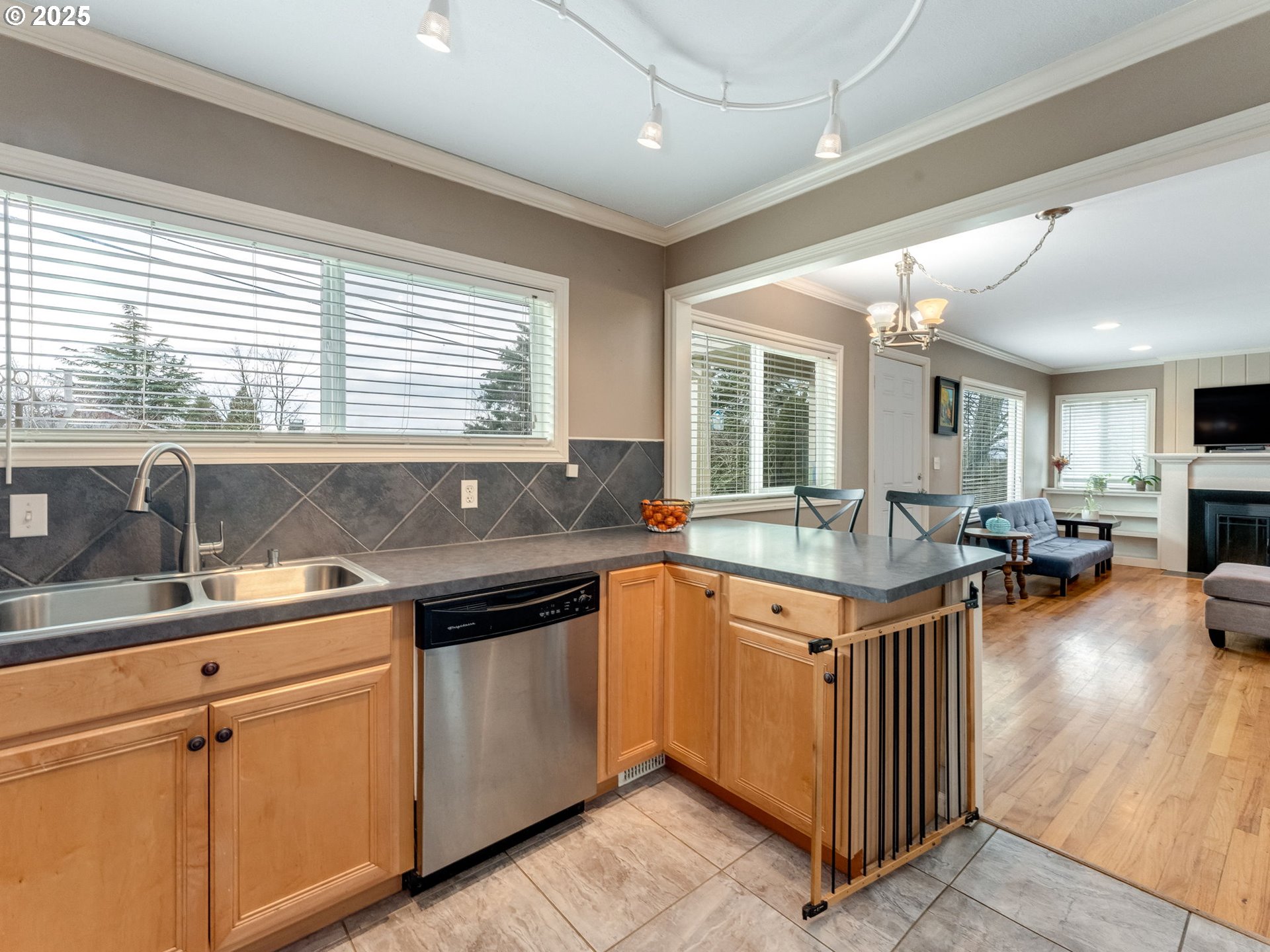 Portland, Oregon 97266, United States, 2 Bedrooms Bedrooms, ,1 BathroomBathrooms,Residential,Pending,79816