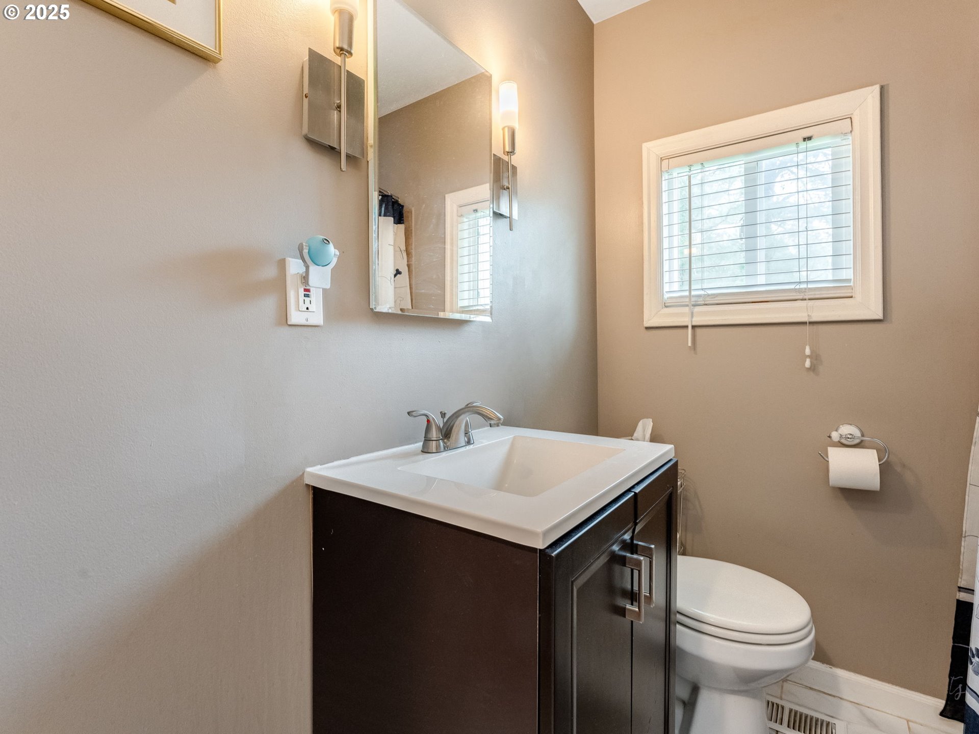 Portland, Oregon 97266, United States, 2 Bedrooms Bedrooms, ,1 BathroomBathrooms,Residential,Pending,79816