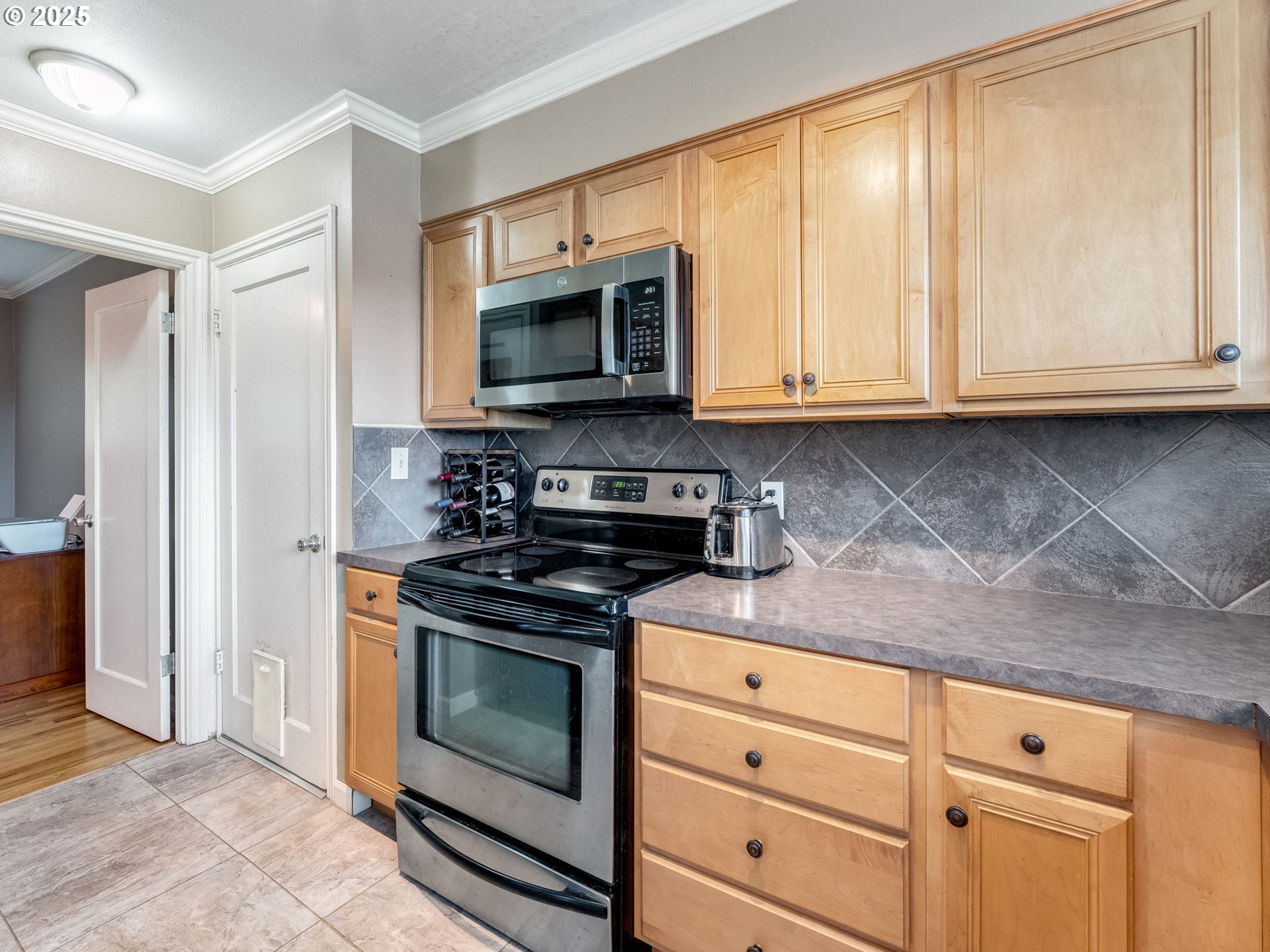 Portland, Oregon 97266, United States, 2 Bedrooms Bedrooms, ,1 BathroomBathrooms,Residential,Pending,79816