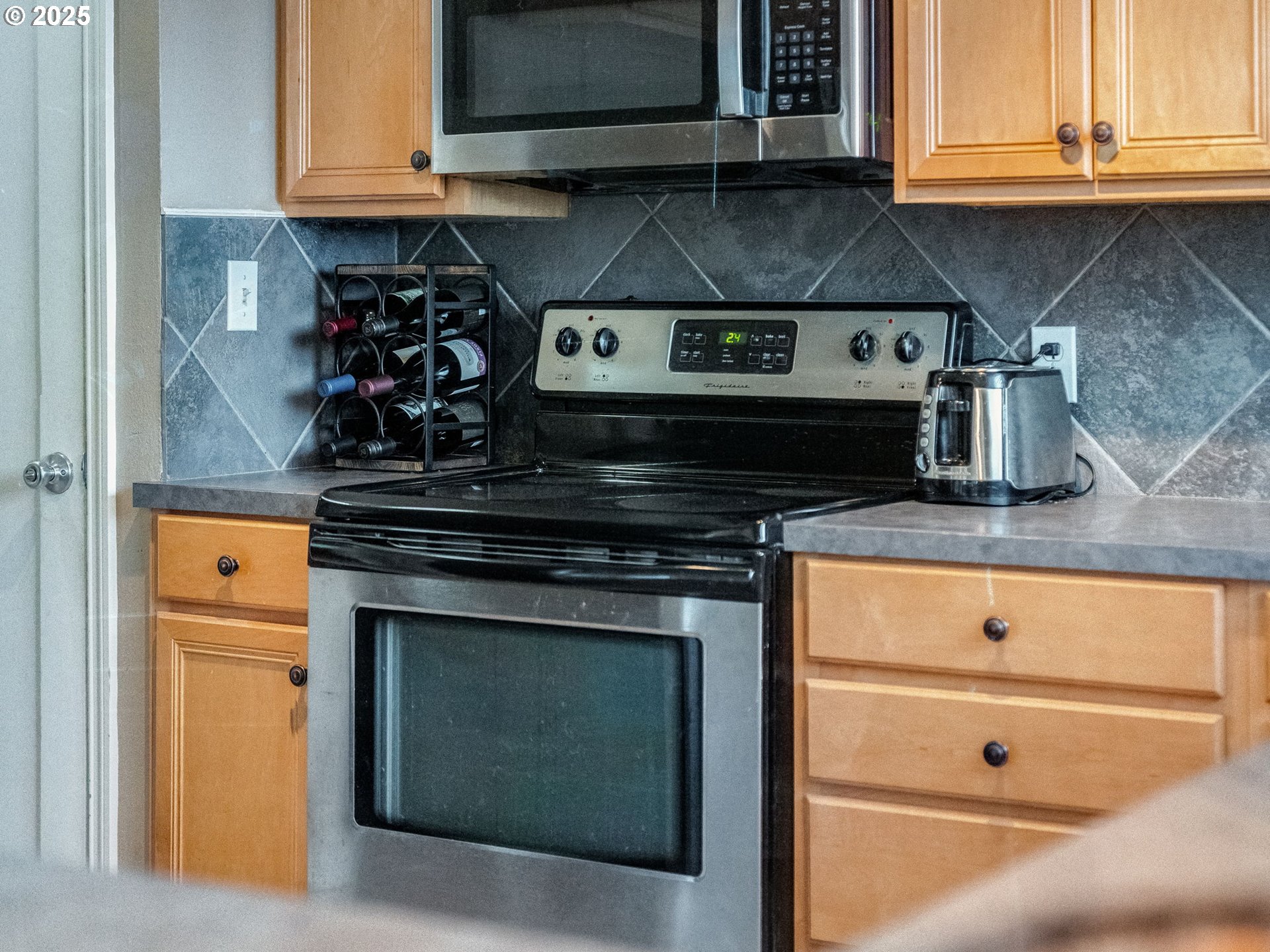 Portland, Oregon 97266, United States, 2 Bedrooms Bedrooms, ,1 BathroomBathrooms,Residential,Pending,79816