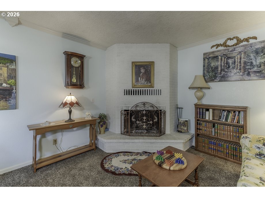 2224 ROGERS LN